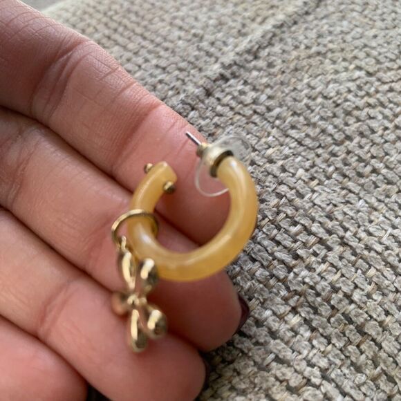 Vintage Earrings Yellow Lucite Gold tone Flower 1.5 inch Hoop Dangle Drop 70s - Picture 6 of 8